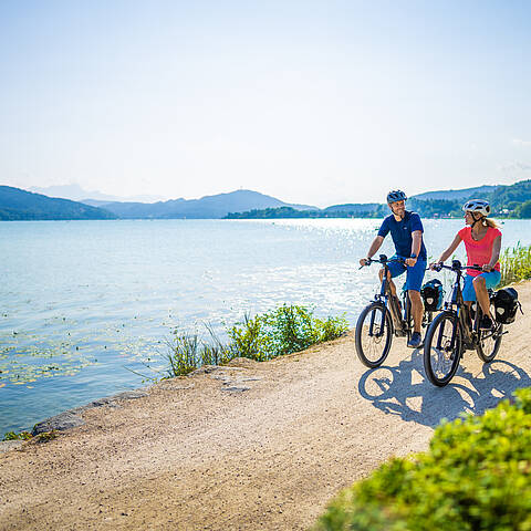 Paerchen beim Radfahren am Woerthersee